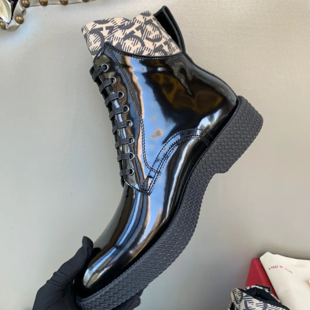 [Ferragamo] Top P: 1000💰 Number of yards: 39~44 (38.45 custom-made, non-returnable) Ferragamo winter series, original 1:1 development, casual men's short boots. Made with heavy investment, shoes and boots are made of imported cowhide + imported Ferragamo special fabric. Black cowhide lining that is not easily deformed. Wear-resistant rubber outsole, black cowhide, black open edge beads, black frosted, brown suede. Factory craftsmanship, perfect products are only prepared for you who know taste! Any comparison is welcome!